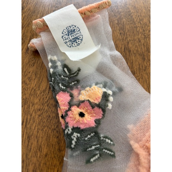 Free People Sheer Embroidered Floral Ankle Socks NWT Peach White - Picture 3 of 5